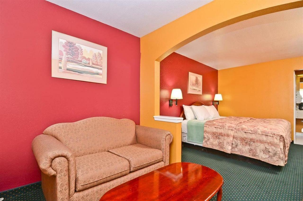 Pine Point Inn & Suites Smithville Exterior foto